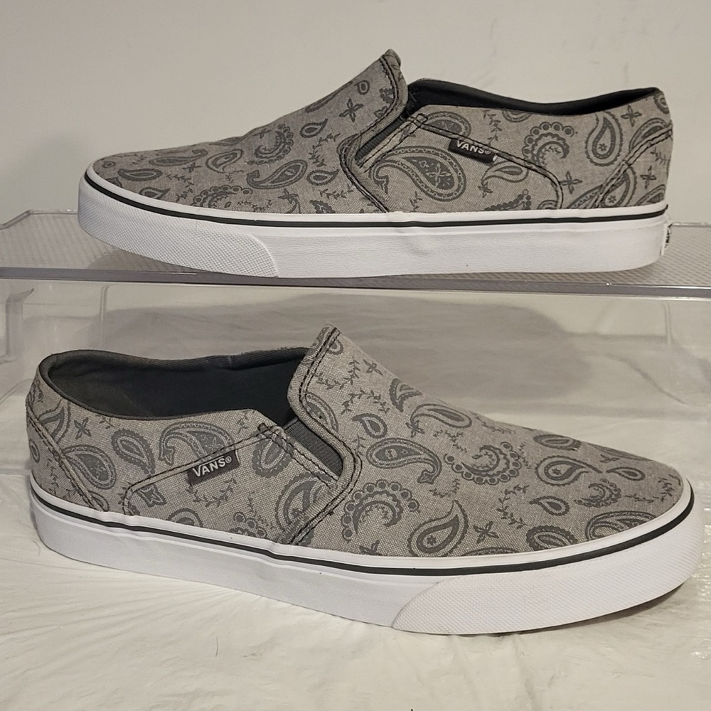 🧧Price drop....VANS womens gray paisley print slip on sneakers